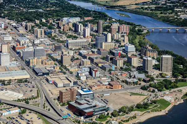 Widok z lotu ptaka na centrum Saskatoon, Saskatchewan, Kanada — Zdjęcie stockowe