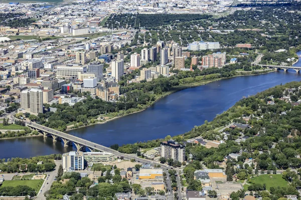 Légi kilátás a belvárosra Saskatoon, Saskatchewan, Kanada — Stock Fotó