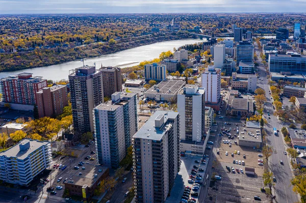 Vista aérea del centro de la ciudad de Saskatoon, Saskatchewan, Canadá — Foto de Stock