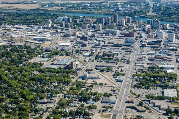 Вид с воздуха на центр города Саскатун, Саскачеван, Канада — стоковое фото