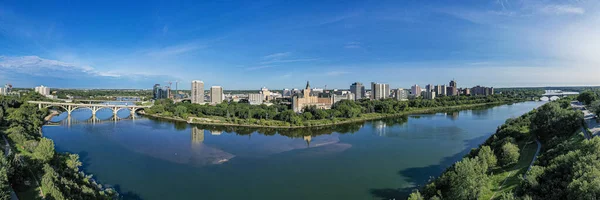 Saskatoon, Saskatchewan, Kanada şehir merkezinin hava manzarası — Stok fotoğraf