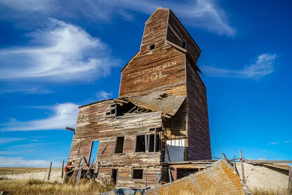 Зерновий ліфт пошкодженого вітру Prairie — стокове фото