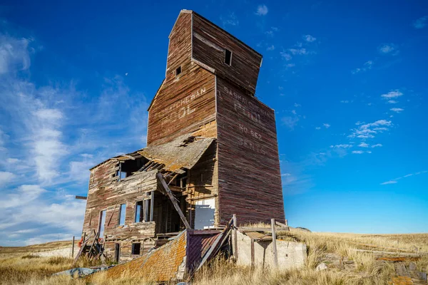 Élévateur de grain des Prairies endommagé par le vent — Photo