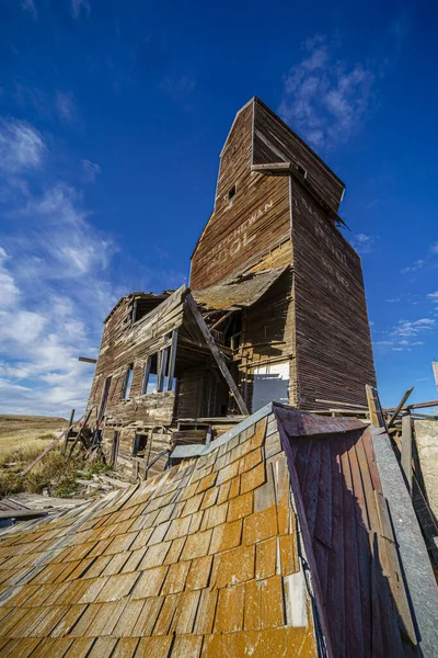 Elevador de grano de pradera dañado por el viento — Foto de Stock