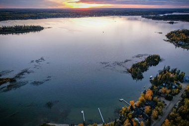 Gölü çevreleyen Sonbahar Renkleri
