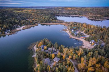 Gölü çevreleyen Sonbahar Renkleri