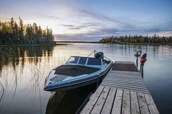 Boot auf einem ruhigen See bei Sonnenuntergang — Stockfoto