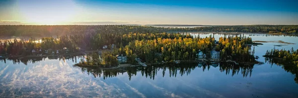 Couleurs d'automne entourent un lac — Photo