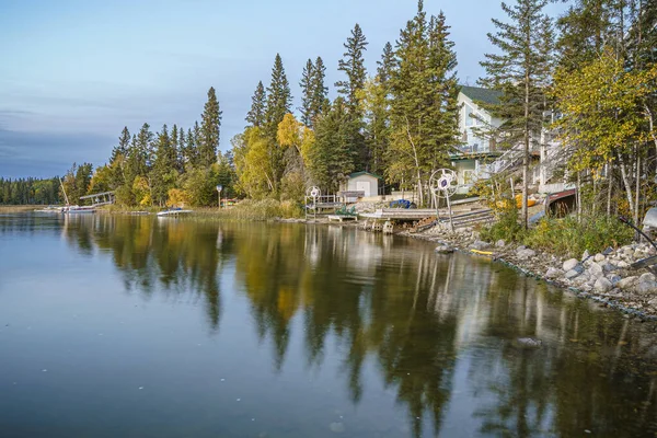 Őszi színek körül egy tó — Stock Fotó