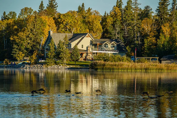 Herbstfarben umgeben einen See — Stockfoto