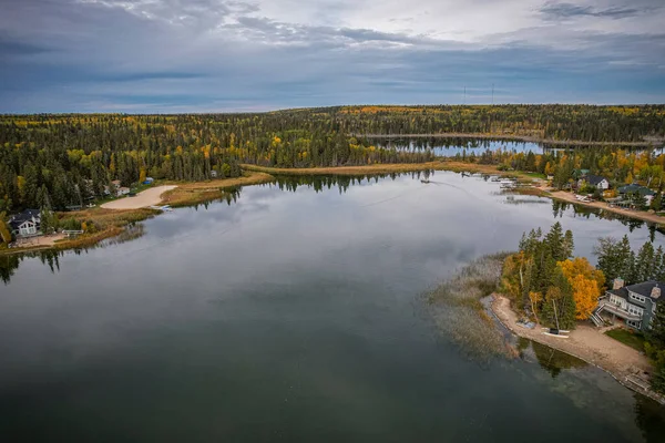 Cores de queda Cercar um lago — Fotografia de Stock