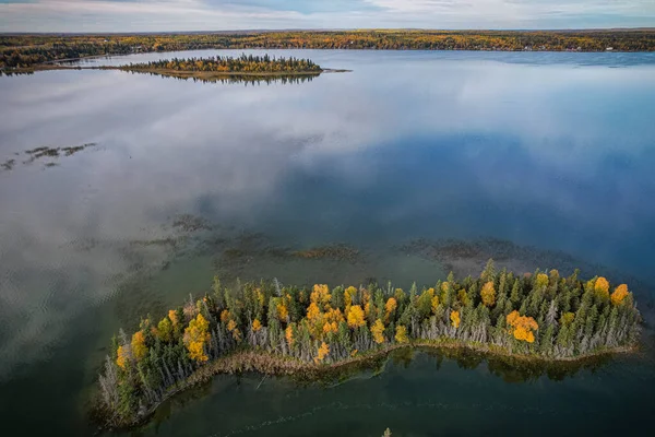 湖を囲む紅葉 — ストック写真