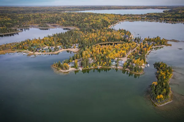 Höstfärger omger en sjö — Stockfoto