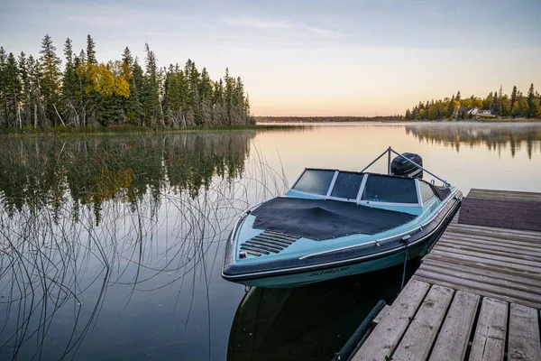 日落时在平静的湖上划船 — 图库照片
