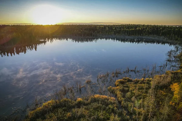 Höstfärger omger en sjö — Stockfoto