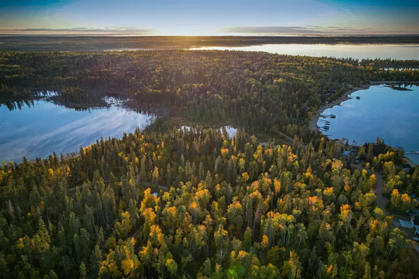 环绕湖面的秋天色彩 — 图库照片