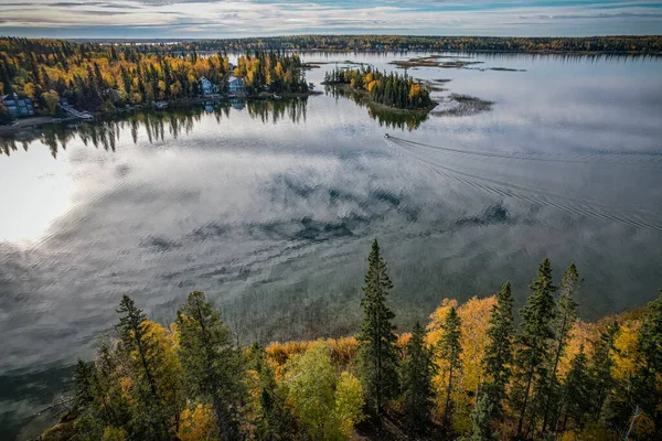 Couleurs d'automne entourent un lac — Photo