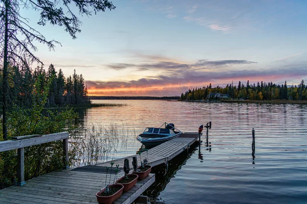Σκάφος σε μια ήρεμη λίμνη το ηλιοβασίλεμα — Φωτογραφία Αρχείου