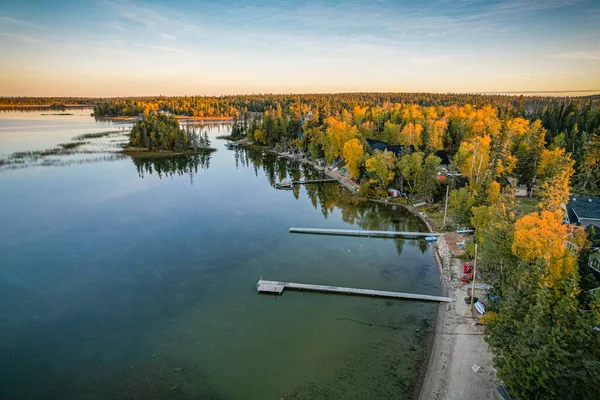 Höstfärger omger en sjö — Stockfoto