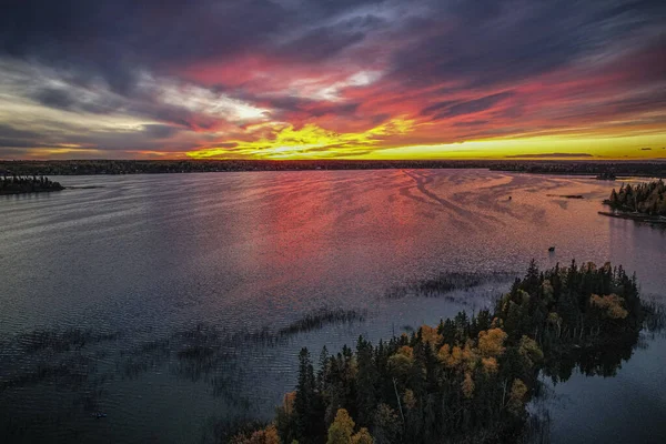 Herbstfarben und ein lebendiger Sonnenuntergang — Stockfoto