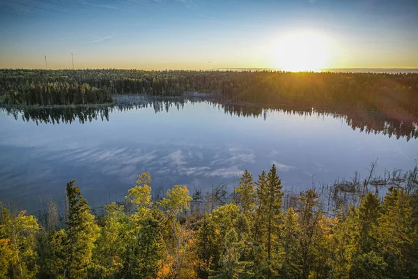 环绕湖面的秋天色彩 — 图库照片