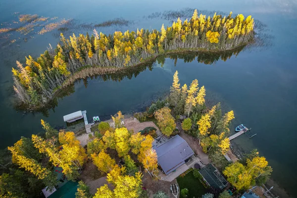 Herbstfarben umgeben einen See — Stockfoto