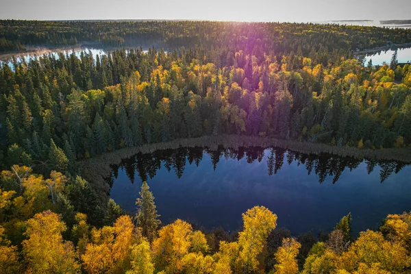 Herbstfarben umgeben einen See — Stockfoto