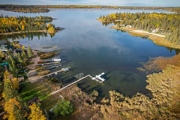 Colori d'autunno circondano un lago — Foto Stock