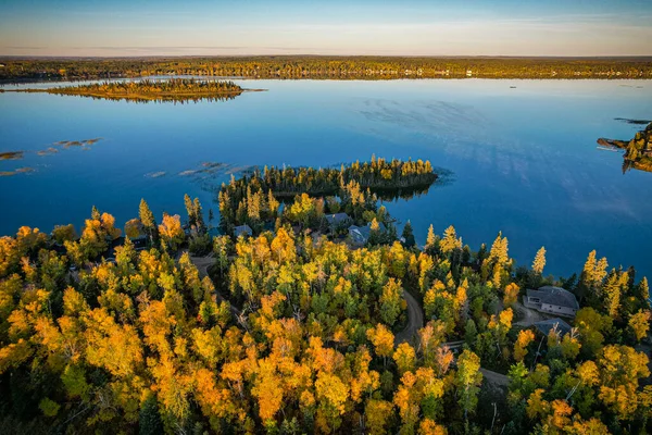 Colores de otoño rodean un lago —  Fotos de Stock