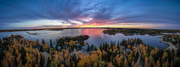 Couleurs d'automne entourent un lac — Photo