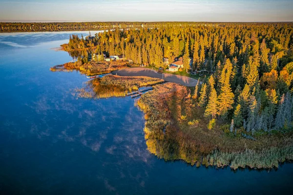 Herbstfarben umgeben einen See — Stockfoto