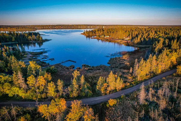 Осенние цвета вокруг озера — стоковое фото