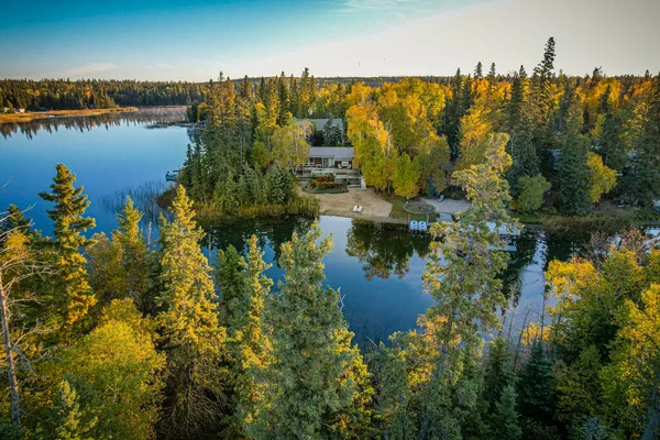 Höstfärger omger en sjö — Stockfoto