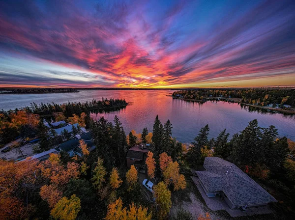 Herbstfarben und ein lebendiger Sonnenuntergang — Stockfoto