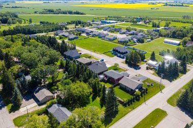 Laird No. 'nun kırsal kesiminde yaklaşık 1000 nüfuslu Waldheim kasabasının havadan görünüşü. Saskatchewan Kanada 'nın Saskatchewan eyaletinde, Saskatoon' un 57 km kuzeyinde..