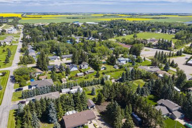 Laird No. 'nun kırsal kesiminde yaklaşık 1000 nüfuslu Waldheim kasabasının havadan görünüşü. Saskatchewan Kanada 'nın Saskatchewan eyaletinde, Saskatoon' un 57 km kuzeyinde..