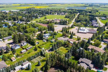 Laird No. 'nun kırsal kesiminde yaklaşık 1000 nüfuslu Waldheim kasabasının havadan görünüşü. Saskatchewan Kanada 'nın Saskatchewan eyaletinde, Saskatoon' un 57 km kuzeyinde..