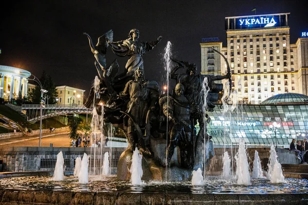 Місто Київ Україна вночі — стокове фото