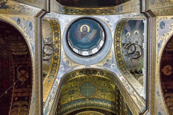 Wnętrze jednego z zabytkowych kościołów Kijowa Ukraina — Zdjęcie stockowe