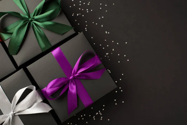 Bovenaanzicht Foto Van Drie Stijlvolle Zwarte Geschenkdozen Met Paars Groene — Stockfoto