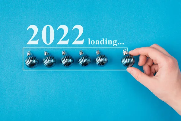 Noel yüklemesi konsepti. Yukarının üstü kapalı. Pov 'un el ele tutuşurken çekilmiş ilk fotoğrafı. Oyuncak topu izole arkaplana yerleştiriyor.