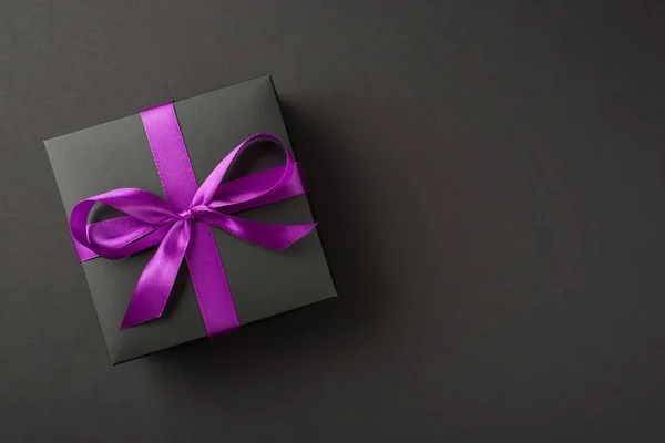 Photo Aérienne Boîte Cadeau Noire Avec Ruban Violet Enveloppé Comme — Photo