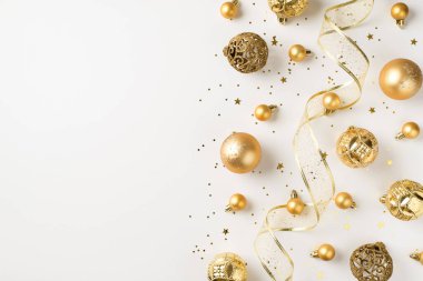 Altın noel ağacı süslemelerinin en üst görüntüsü. Toplar ve yılanlar izole edilmiş beyaz arka planda boş alan ile birlikte.