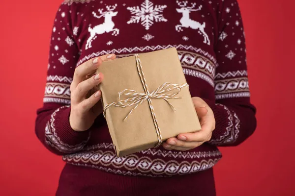 Foto Primer Plano Recortado Niña Suéter Navidad Rojo Blanco Sosteniendo — Foto de Stock