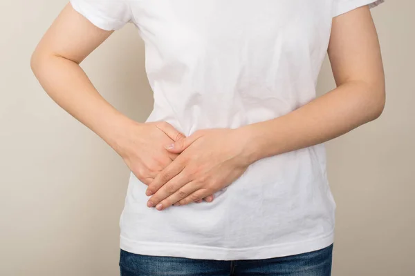 Foto Primer Plano Recortada Mujer Camiseta Blanca Jeans Sosteniendo Parte — Foto de Stock