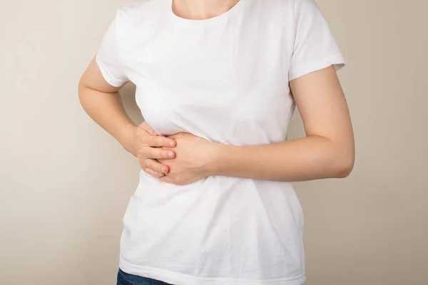 Foto Primer Plano Recortada Una Mujer Joven Camiseta Blanca Sosteniendo — Foto de Stock