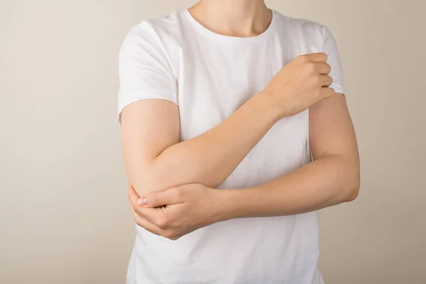 Foto Primer Plano Recortada Una Joven Camiseta Blanca Sosteniendo Codo — Foto de Stock