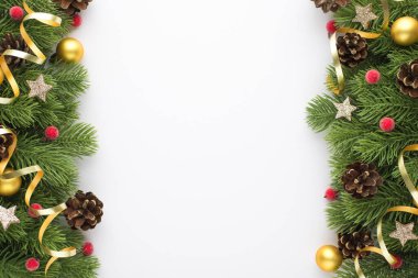 Altın noel ağacı toplarının en üstteki fotoğrafı kozalaklı kırmızı böğürtlenler parlayan yıldızlar ve izole edilmiş beyaz arka plandaki çam dallarında yılan balığı.