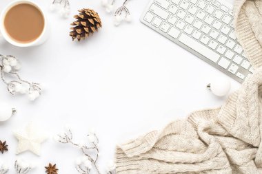 Beyaz Noel ağacı süslemeleriyle dolu klavye fincanının üst görüntüsü toplar yıldız kar dalı anason ve eşarp izole edilmiş beyaz arka planda ve ortadaki telif boşluğunda.