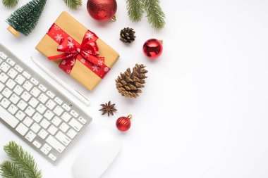 Kırmızı pruva bilgisayarlı bilgisayar faresi kırmızı Noel ağacı topları köknar çam kozalakları ve kopyalanmış beyaz arka planda anason.